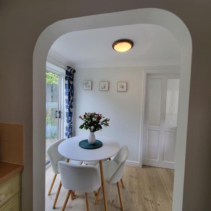 Cheerful, Cosy, One Bedroom Home With Patio And Parking Newbury  Eksteriør billede