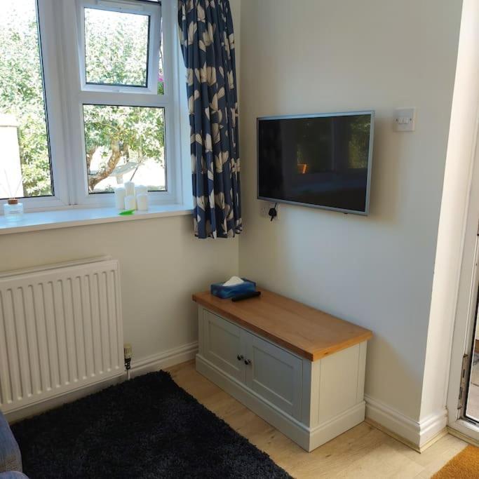 Cheerful, Cosy, One Bedroom Home With Patio And Parking Newbury  Eksteriør billede