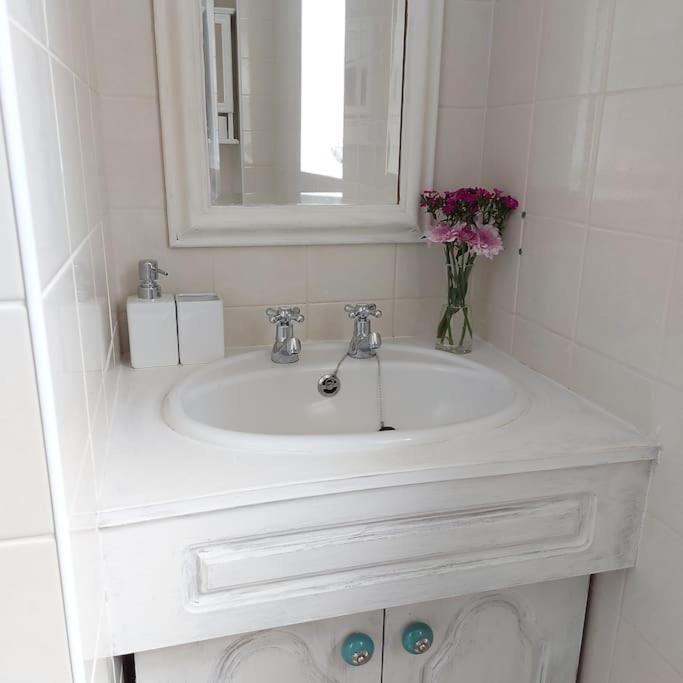 Cheerful, Cosy, One Bedroom Home With Patio And Parking Newbury  Eksteriør billede