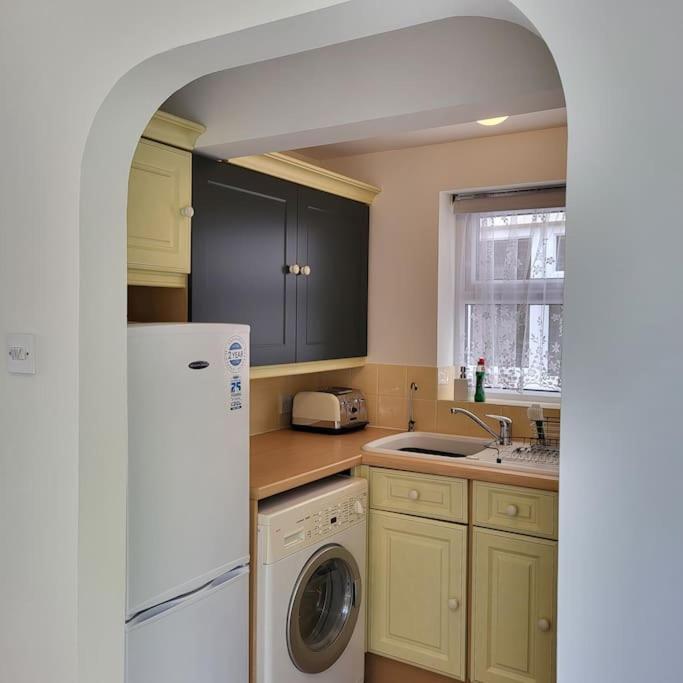 Cheerful, Cosy, One Bedroom Home With Patio And Parking Newbury  Eksteriør billede