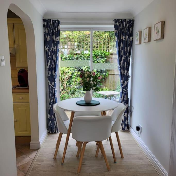 Cheerful, Cosy, One Bedroom Home With Patio And Parking Newbury  Eksteriør billede