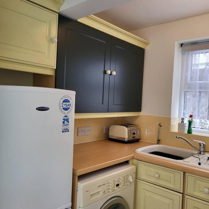 Cheerful, Cosy, One Bedroom Home With Patio And Parking Newbury  Eksteriør billede