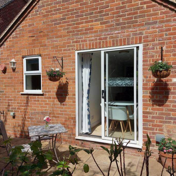 Cheerful, Cosy, One Bedroom Home With Patio And Parking Newbury  Eksteriør billede
