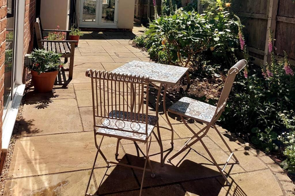 Cheerful, Cosy, One Bedroom Home With Patio And Parking Newbury  Eksteriør billede