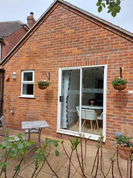 Cheerful, Cosy, One Bedroom Home With Patio And Parking Newbury  Eksteriør billede